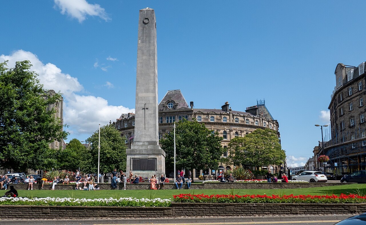 Harrogate town centre - War Memorial, Parliament Street